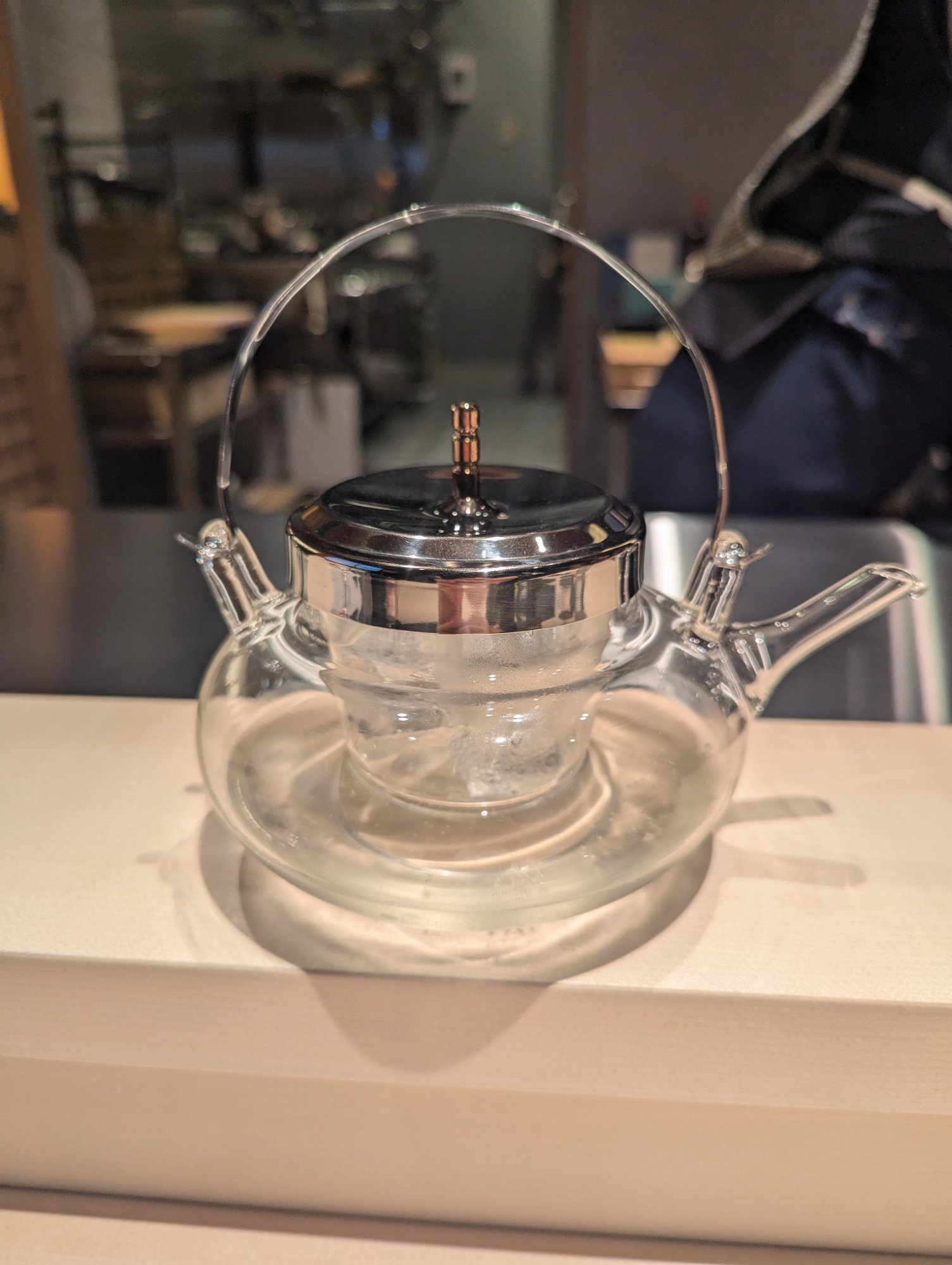 国産紅茶。ガラスの急須に茶葉が開く。最後の静かな時間