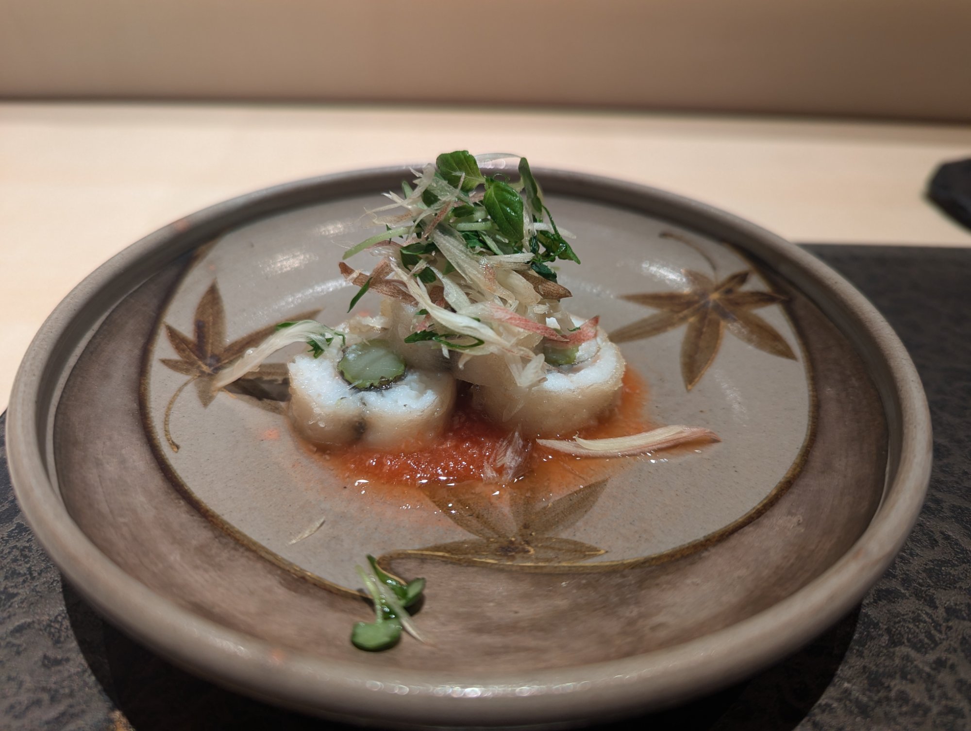 揚物。鱧月冠とカクテルソース。モミジ文様の器に赤いソースが映える